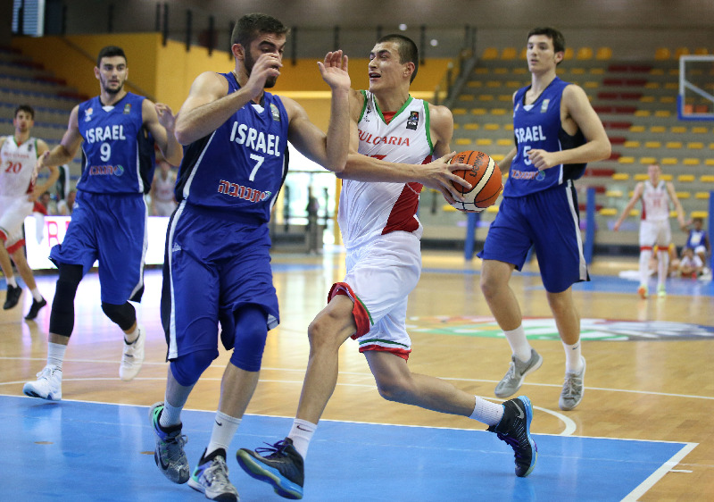 Младежите без победа в първата фаза от Европейското